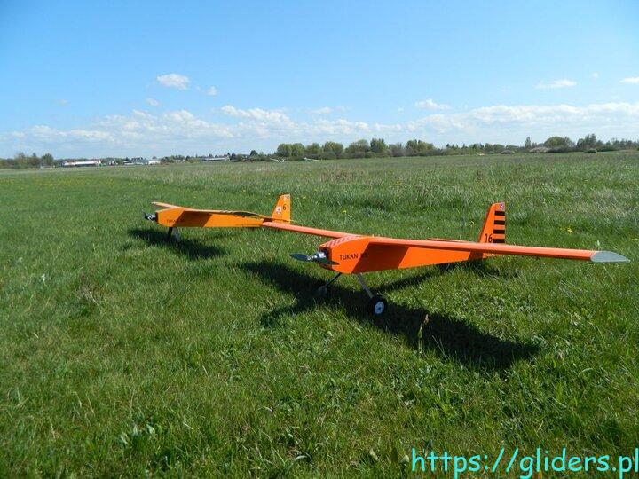 Tukan bis w dwóch wersjach kolorystycznych.